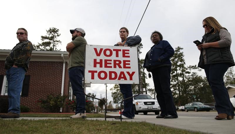 © Reuters. مد التصويت في ثماني دوائر انتخابية بولاية نورث كارولاينا