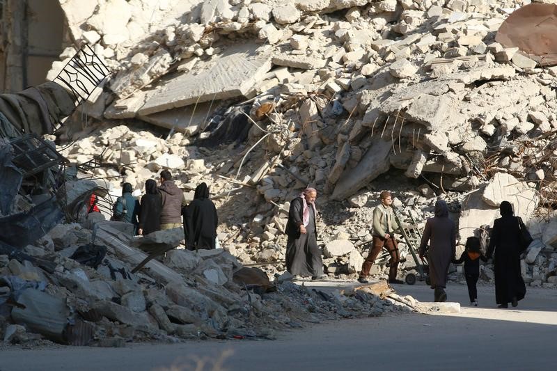 © Reuters. الجيش السوري يقول إنه استعاد منطقة في حلب والمعارضة تقول المعركة مستمرة