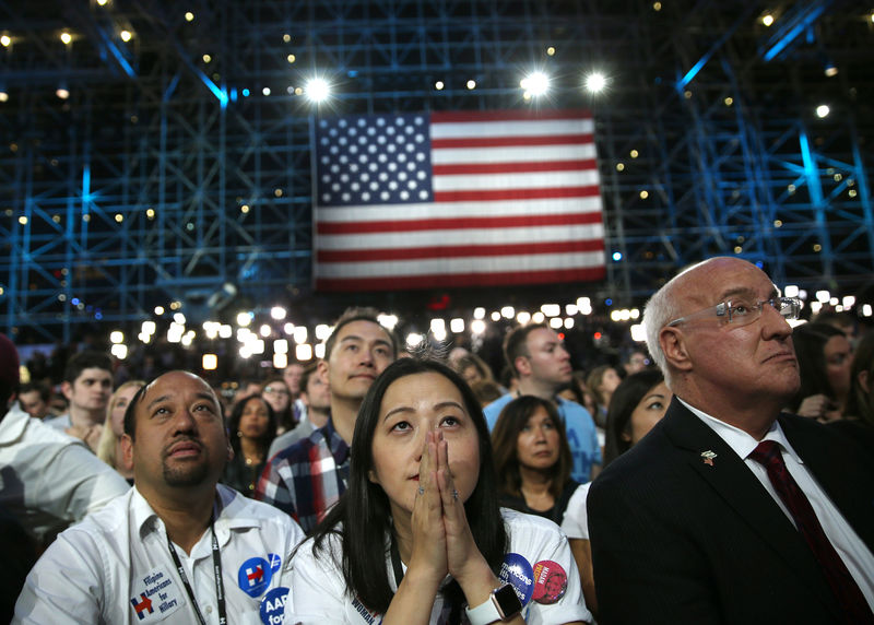 © Reuters. رويترز/إبسوس: حملة كلينتون تواصلت مع 25% من الناخبين