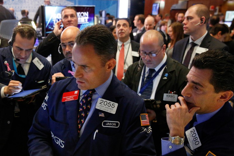 © Reuters. Traders work on the floor of the NYSE