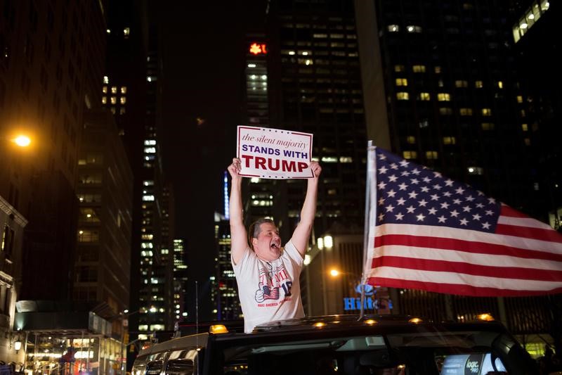 © Reuters. محبو ترامب في وول ستريت يبتهجون ونجاحاته تهز الأسواق