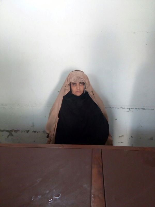 © Reuters. باكستان ترحل "الفتاة الأفغانية" بعد اعتقالها