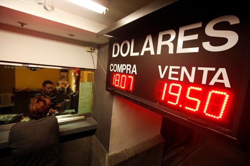 © Reuters. Un'agenzia di cambio valuta a Ciudad Juarez, in Messico