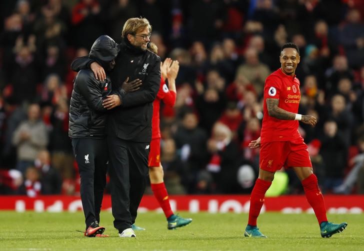 © Reuters. Liverpool manager Juergen Klopp and Sadio Mane celebrate after the game