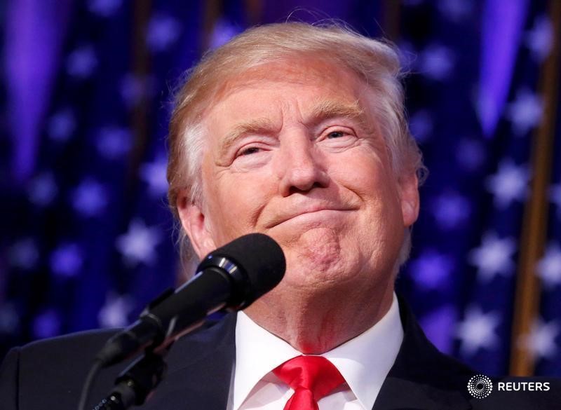 © Reuters. Избранный президент США Дональд Трамп выступает в Нью-Йорке