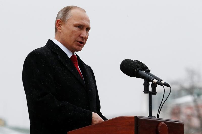 © Reuters. بوتين يهنئ ترامب بالفوز