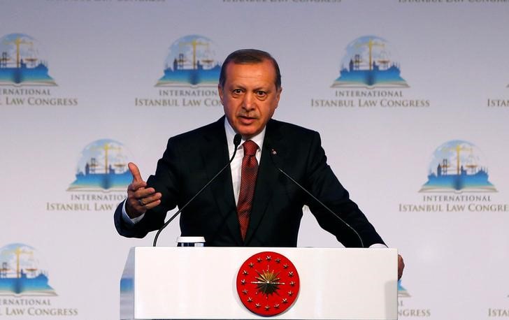 © Reuters. Turkish President Erdogan delivers a speech during the International Istanbul Law Congress in Istanbul