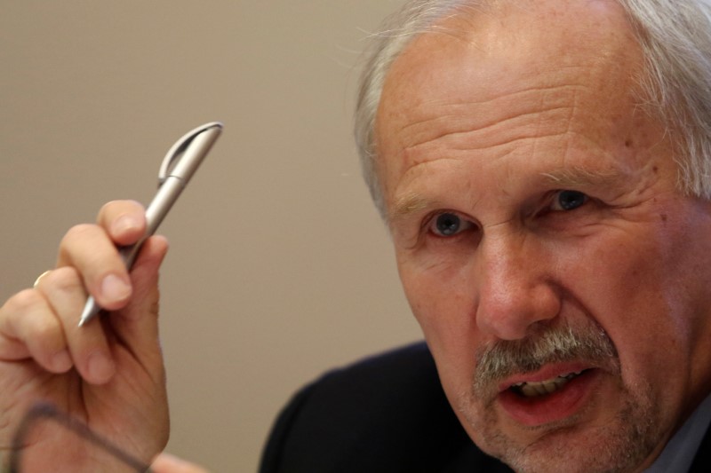 © Reuters. European Central Bank Governing Council member Ewald Nowotny attends a news conference in the building of the Central Bank of Cyprus in Nicosia