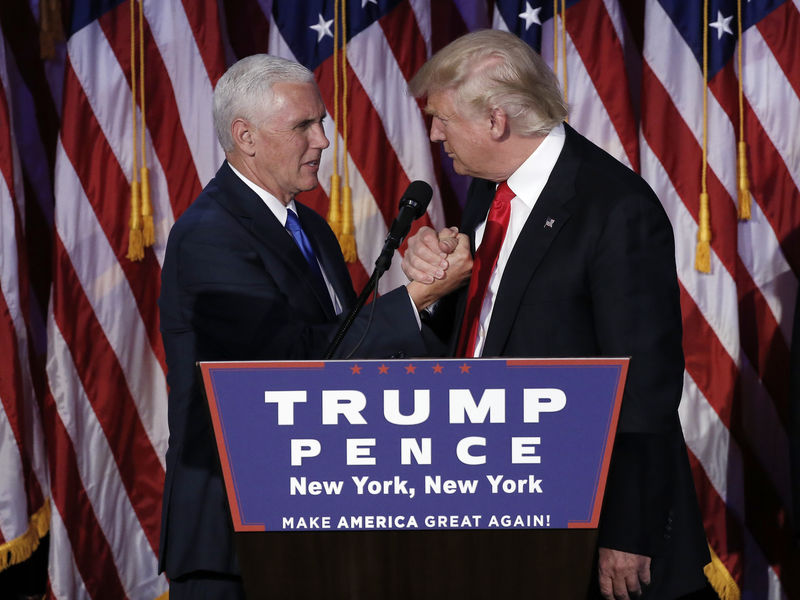 © Reuters. Presidente eleito dos EUA, Donald Trump,  cumprimenta vice, Mike Pence, durante evento em Manhattan