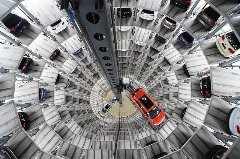 © Reuters. A VW Golf VII car and a VW Passat are loaded  in a delivery tower at the plant of German carmaker Volkswagen in Wolfsburg