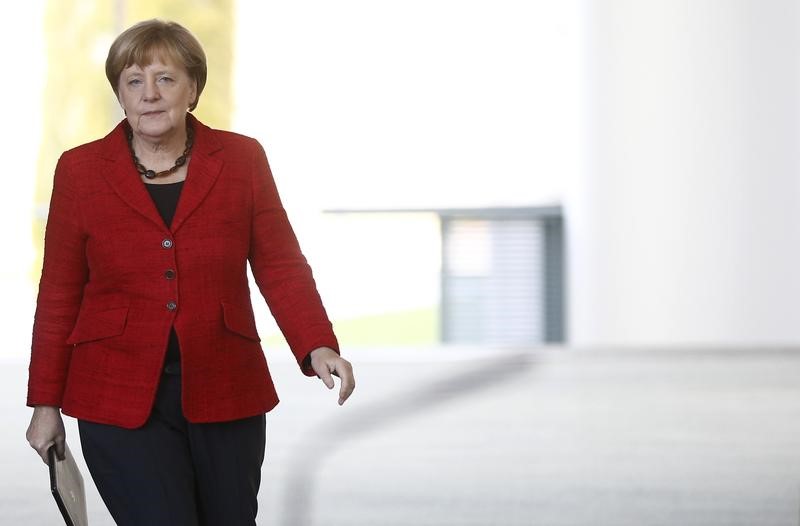 © Reuters. استطلاع: أكثر من نصف الألمان يريدون ترشح ميركل مجددا عام 2017