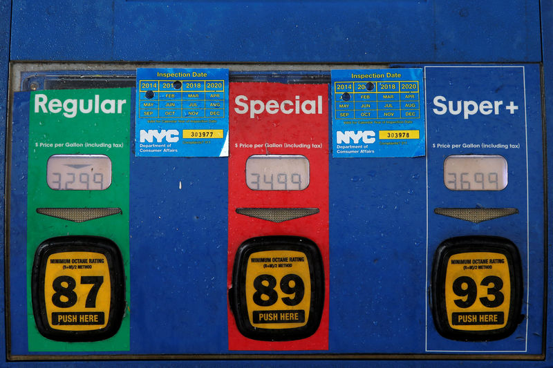 © Reuters. Gas prices are displayed on a pump at a Mobil gas station in the Brooklyn borough of New York