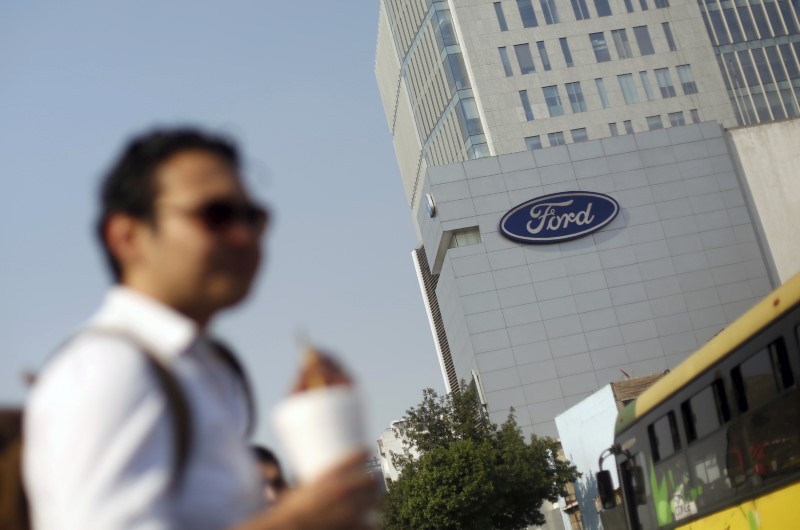 © Reuters. The logo of Ford is pictured near a sales store of the automaker in Mexico City, Mexico