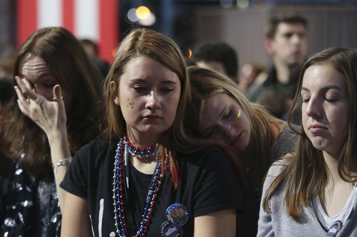 © Reuters. خليط من الإحباط والذهول وخيبة الأمل لدى أنصار كلينتون بعد الخسارة