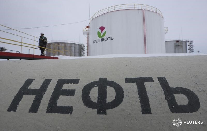 © Reuters. Рабочий на заводе Башнефти бляз села Шушнур в Башкортостане