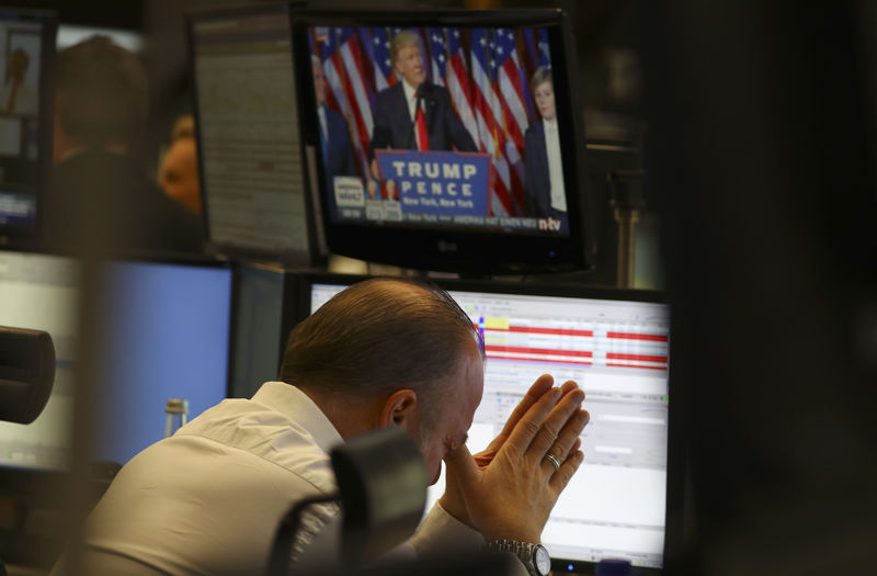 © Reuters. A trader at the stock exchange reacts in Frankfurt