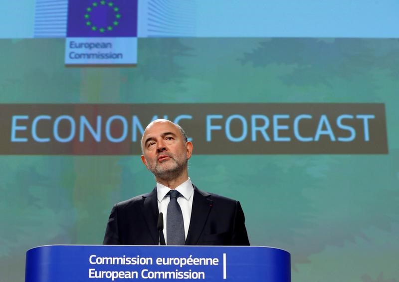 © Reuters. European Commissioner for Economic and Financial Affairs Moscovici presents the EU executive's autumn economic forecasts during a news conference at the EU Commission headquarters in Brussels