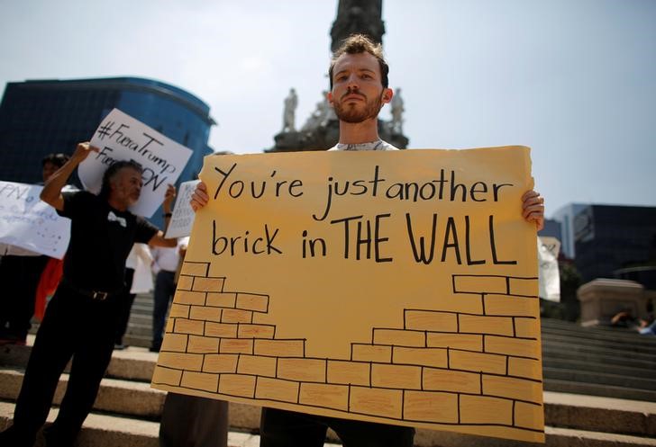 © Reuters. Manifestante protesta contra visita de Donald Trump ao México, na Cidade do México