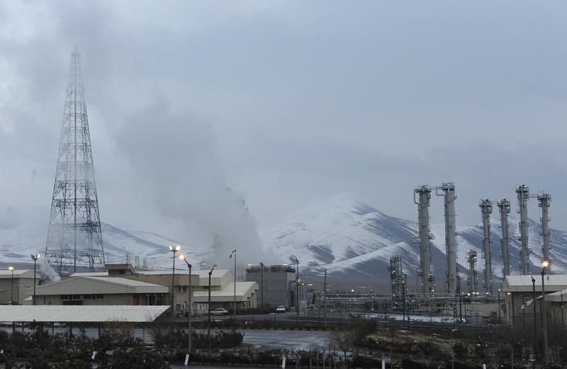 © Reuters. دبلوماسي: إيران تنوي نقل ماء ثقيل إلى خارج البلاد خلال أيام