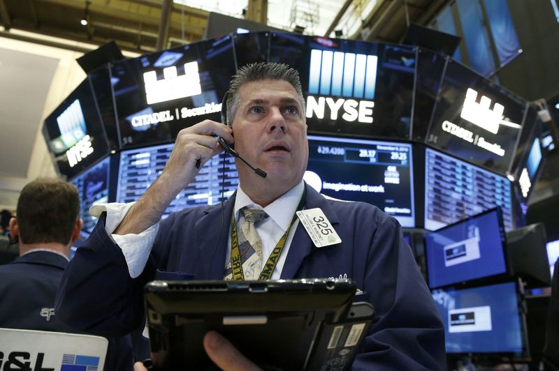 © Reuters. Trader works on the floor of the NYSE in New York