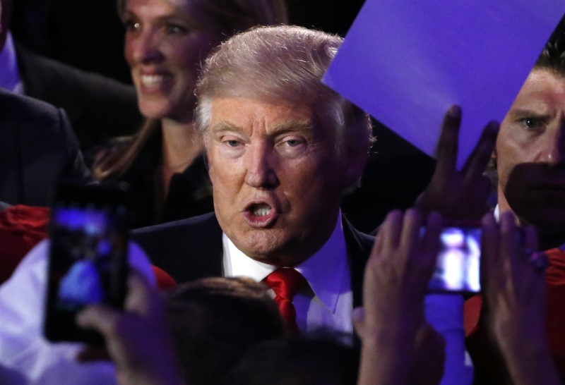 © Reuters. U.S. President elect Donald Trump greets supporters at election night rally in Manhattan