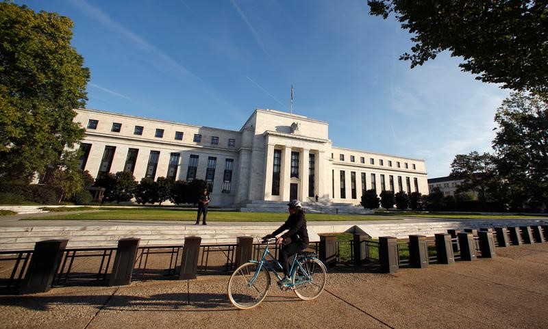 © Reuters. Cyclist passes the Federal Reseve in Washington