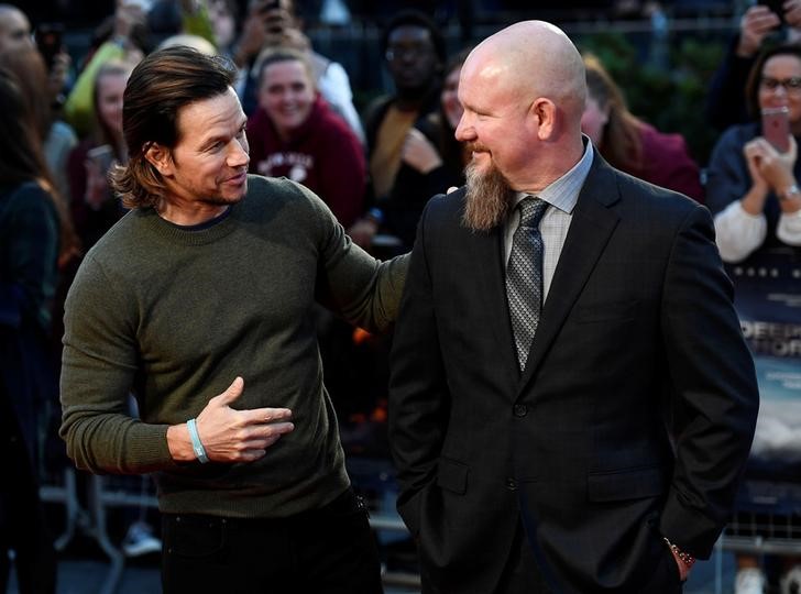 © Reuters. Ator Mark Wahlberg posa ao lado de Mike Williams em Londres