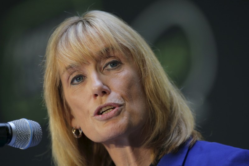 © Reuters. New Hampshire Governor Maggie Hassan speaks at the No Labels Problem Solver Convention in Manchester