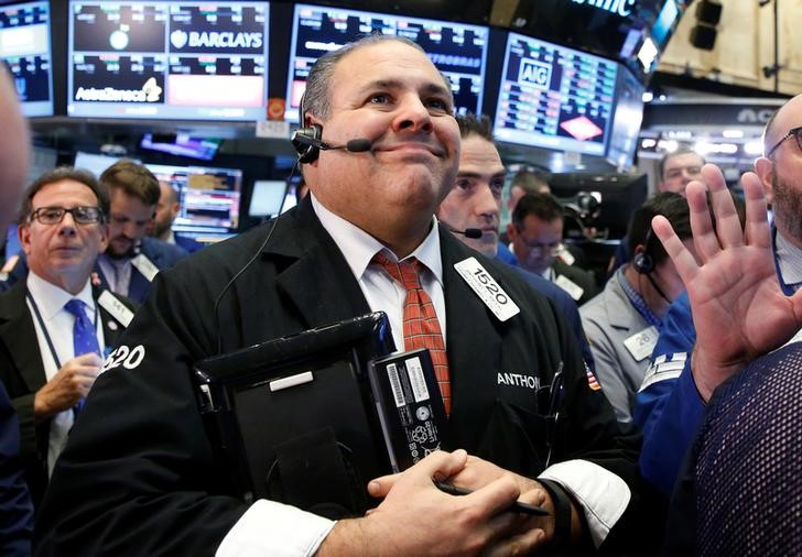 © Reuters. Traders work on the floor of the NYSE