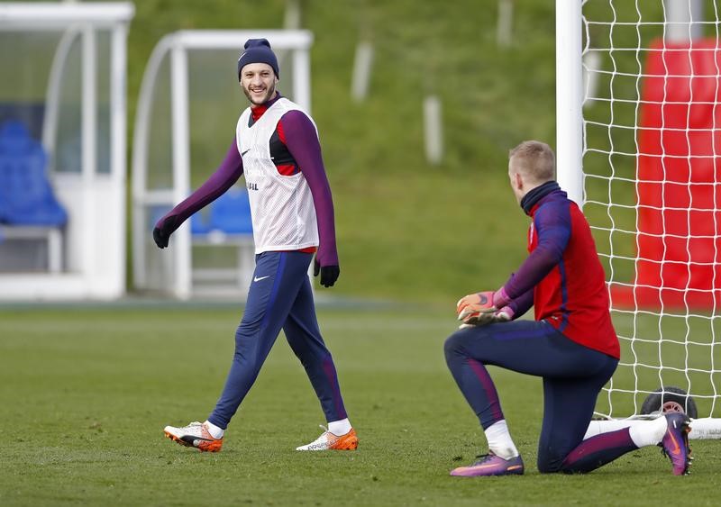 © Reuters. England's Adam Lallana and Jordan Pickford during training