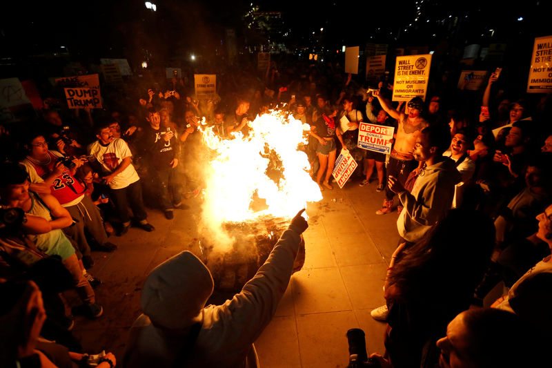 © Reuters. Miles de personas salen a la calle en EEUU para protestar contra Trump