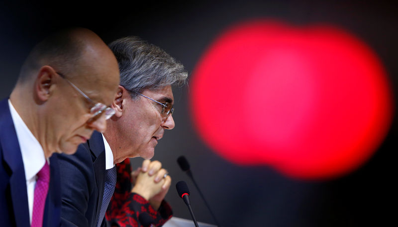 © Reuters. Siemens CEO Kaeser and CFO Thomas attend annual news conference in Munich