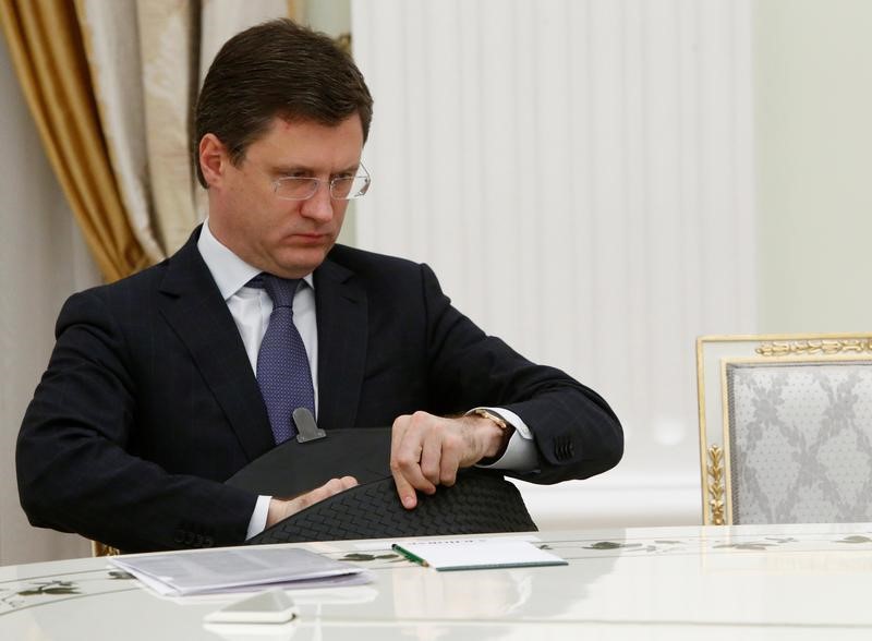 © Reuters. Russian Energy Minister Novak waits before a meeting of Russian President Putin with Chinese Premier Li Keqiang at Kremlin in Moscow