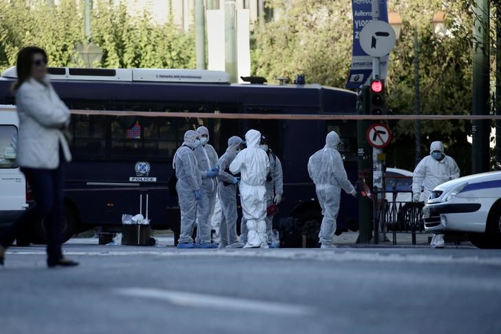 © Reuters. Investigadores vistos na embaixada francesa em Atenas após explosão