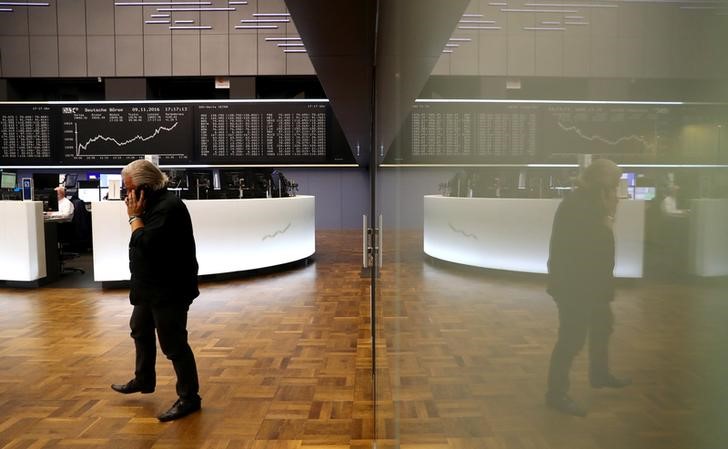 © Reuters. A trader at the Frankfurt stock exchange reacts on late afternoon trading results in Frankfurt