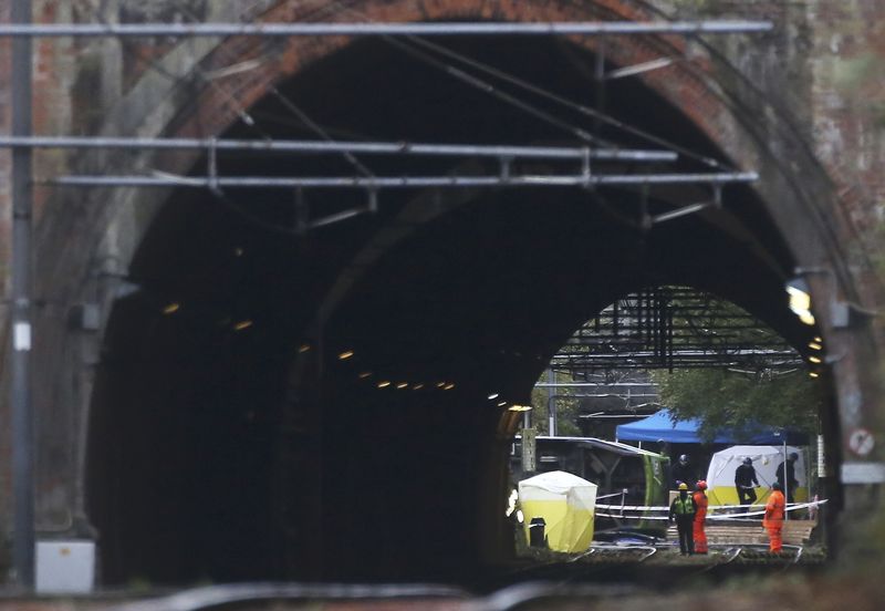 © Reuters. Members of the emergency services work at the scene of an accident where a tram overturned killing 7 people and injuring 50 passengers in Croydon, south London