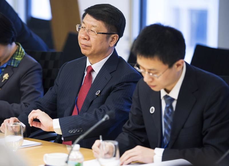 © Reuters. Chinese Vice-Minister of Finance Yaobin Shi meets with World Bank President Jim Yong Kim (not pictured) during the IMF/World Bank 2014 Spring Meeting