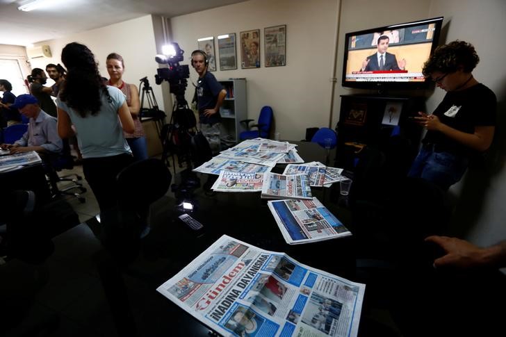 © Reuters. A journalist of pro-Kurdish Ozgur Gundem gives interview to German TV channel at newsroom before a protest against the arrest of three prominent campaigners for press freedom, in front of the pro-Kurdish Ozgur Gundem newspaper in Istanbul