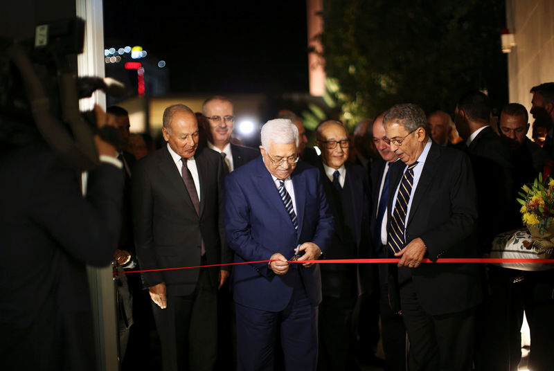 © Reuters. Palestinian President Abbas cuts the ribbon with Secretary General of the Arab League Aboul Gheit and former Arab League Secretary-General Moussa during the opening ceremony of Arafat museum in Ramallah