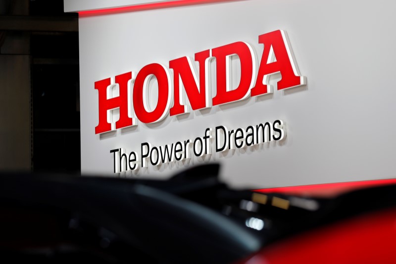 © Reuters. A Honda logo is seen on media day at the Paris auto show