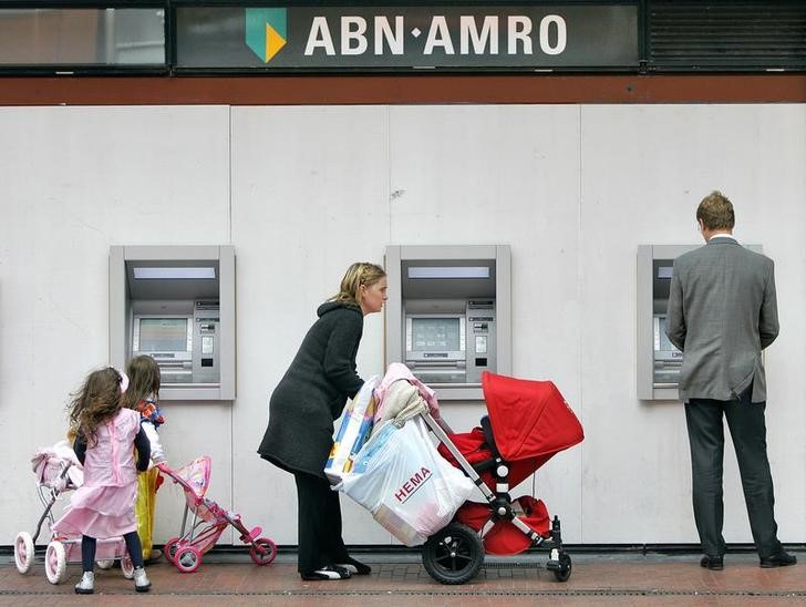 © Reuters. Customers use the ATM machines of the ABN-AMRO Bank in Amstelveen.