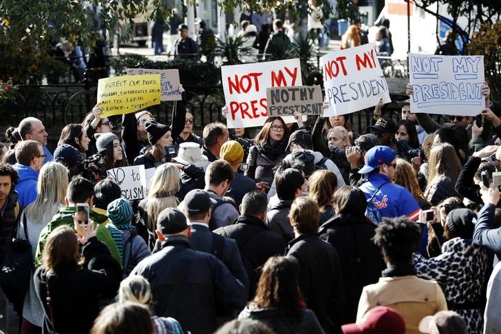 © Reuters. Manifestantes se reúnem contra Trump em Nova York