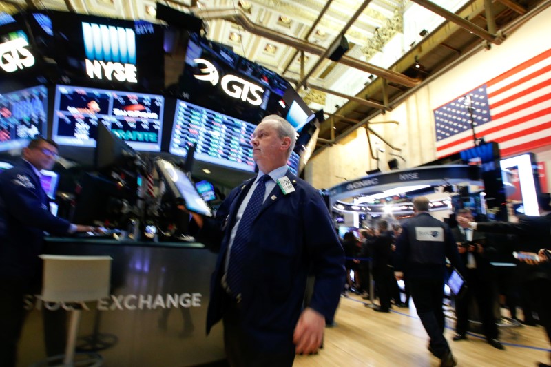 © Reuters. Traders work on the floor of the NYSE