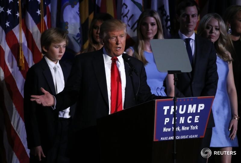 © Reuters. Republican U.S. presidential nominee Donald Trump is flanked by members of his family as he addresses supporters at his election night rally in New York