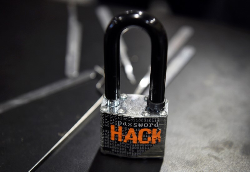 © Reuters. A padlock is displayed at the Alert Logic booth during the 2016 Black Hat cyber-security conference in Las Vegas