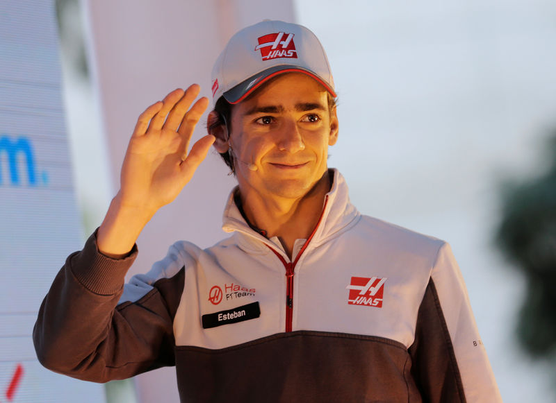 © Reuters. Haas Formula One driver Esteban Gutierrez of Mexico waves to the media during a news conference at the Plaza Carso in Mexico City