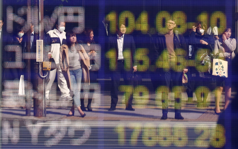 © Reuters. People are reflected in a display showing the current exchange rate between U.S. dollar and Japanese Yen outside a brokerage in Tokyo