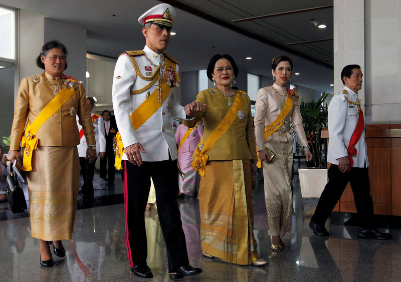 © Reuters. File photo of Thailand's Queen Sikirit, Crown Prince Maha Vajiralongkorn, Princess Chulabhorn and Princess Maha Chakri Sirindhorn following King Bhumibol Adulyadej as he returns to Siriraj Hospital after a ceremony at Grand Palace in Bangkok