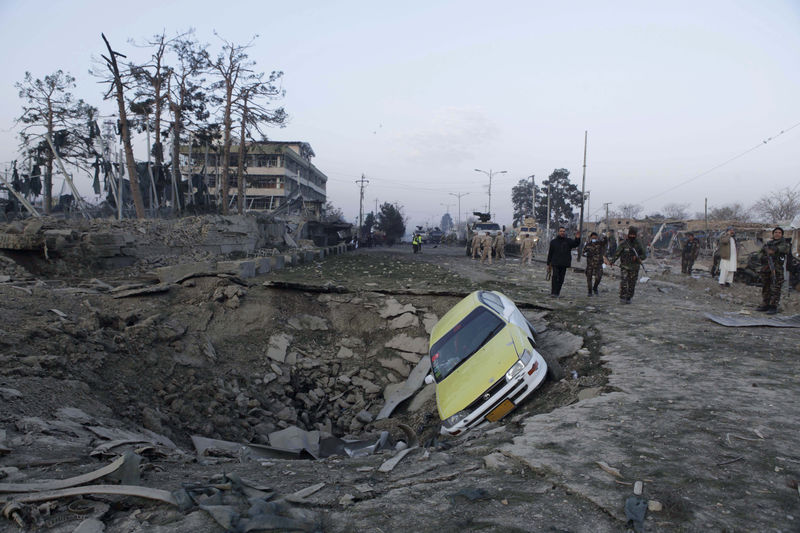 © Reuters. ATTENTAT MEURTRIER AU CONSULAT ALLEMAND EN AFGHANISTAN