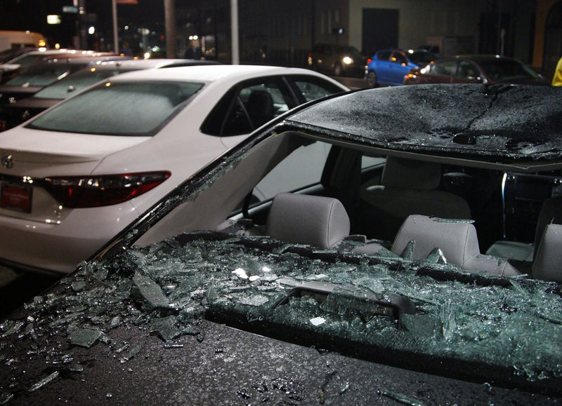 © Reuters. Damaged cars sit on a lot after a riot swept through the area in protest to the election of Republican Donald Trump as President of the United States in Portland